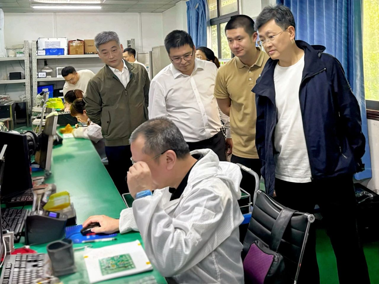 四川發(fā)展（控股）公司黨委書記、董事長徐一心一行赴天箭慣性調(diào)研指導(dǎo)